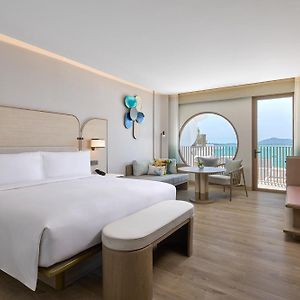 Deluxe Guest Room One King Bed Sea View